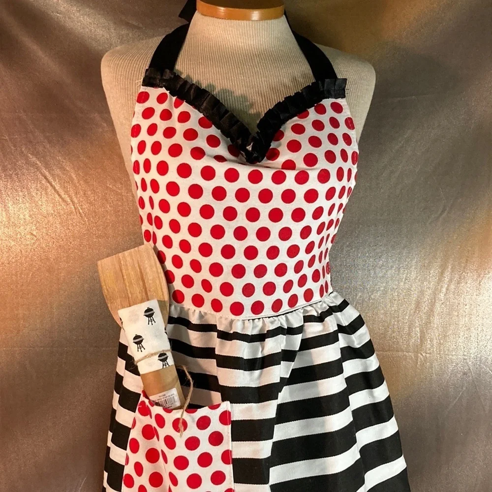 Adorable brand new sweetheart apron set. W/ matching towel and spatula. New.